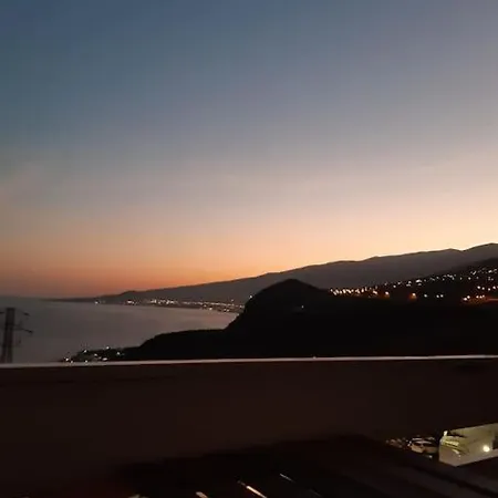 Vistas Al Mar Y A La Montana
